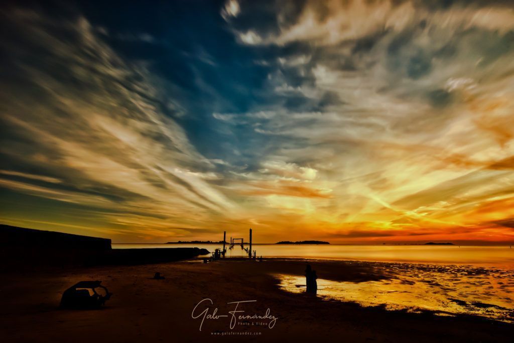 Atardecer sobre la costa del Río de la Plata en Uruguay