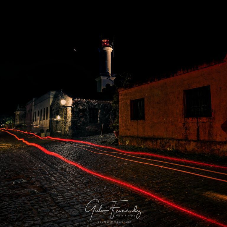 Vista nocturna del Barrio Histórico en Colonia del Sacramento, UY