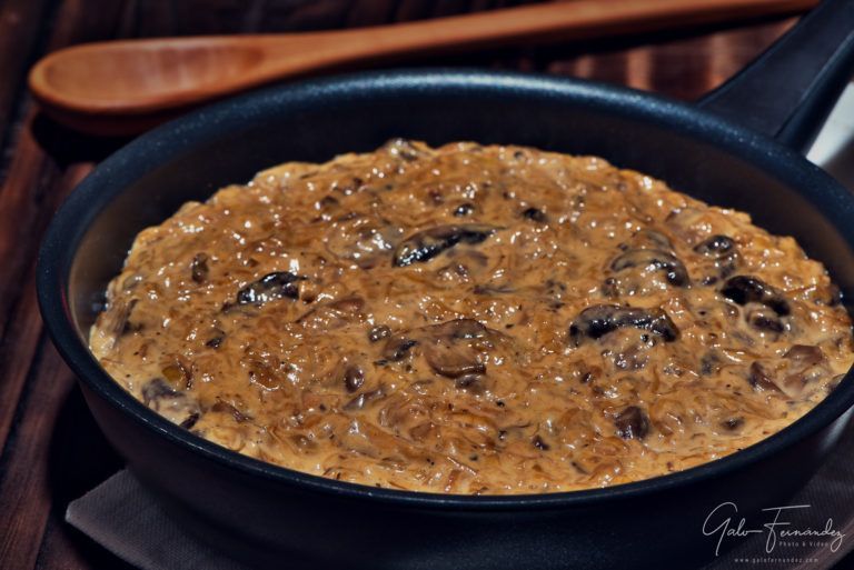 Salsa de cebolla y campiñones a la crema.